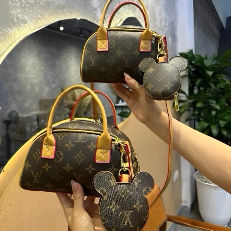 Túi Đeo Chéo Và Cầm Tay LV Kèm Túi Gấu Nhỏ 5