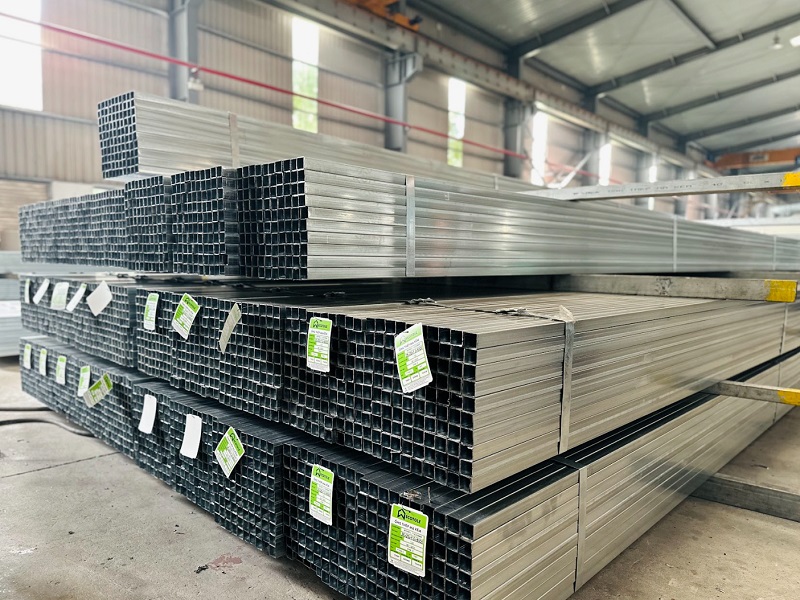 Nên kê lót thanh gỗ hoặc pallet để cách ly thép hộp mạ kẽm với nền mặt đất