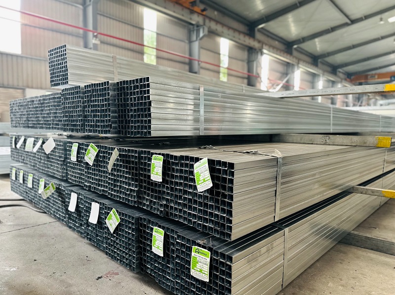 Nên kê lót thanh gỗ hoặc pallet để cách ly thép hộp mạ kẽm với nền mặt đất