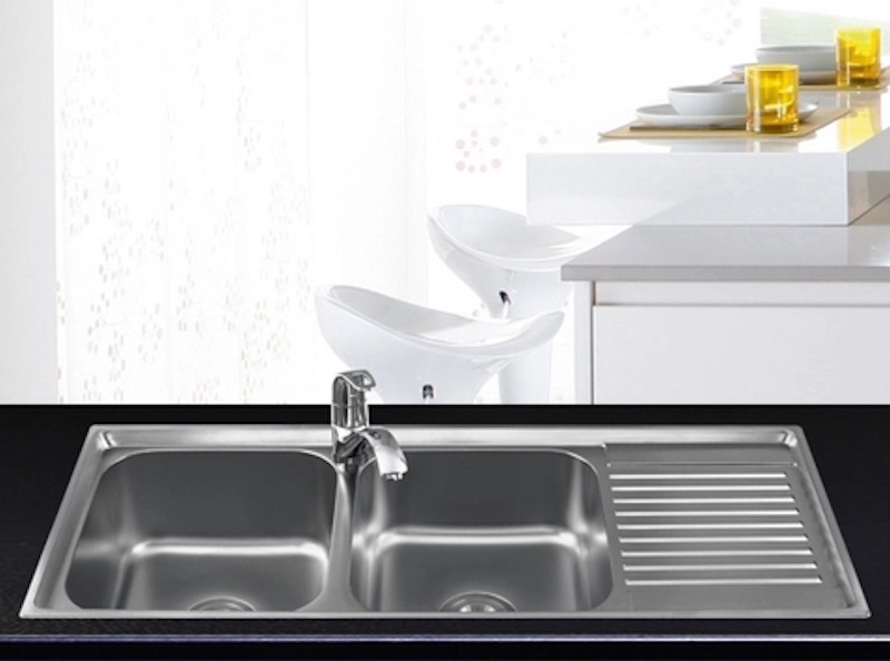 Sự sáng bóng của vòi tường chậu bếp VT768 là nhờ lớp mạ niken và crom