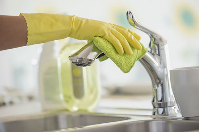 Vệ sinh vòi thường xuyên giúp vòi luôn bóng loáng như mới
