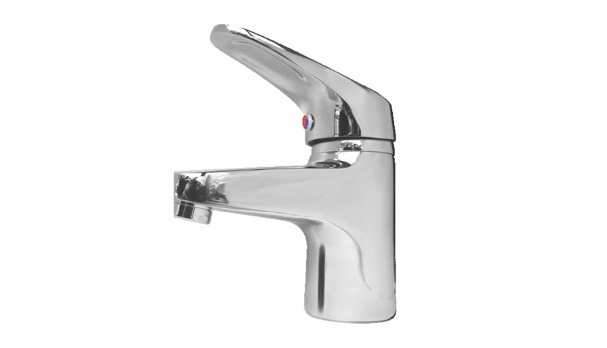Đầu vòi được thiết kế với các lỗ phun nước to tạo ra luồng nước mạnh mẽ