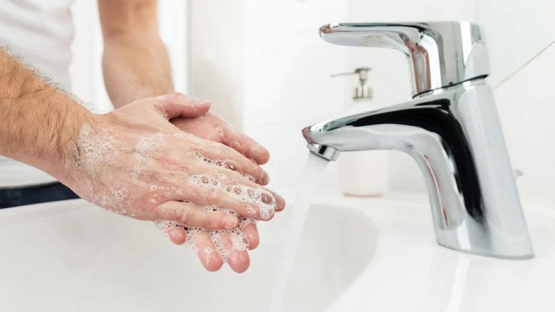 Mở vòi dễ dàng bằng cách nhấc nhẹ vòi lên trên