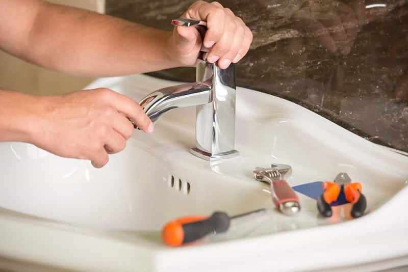 Đọc kỹ hướng dẫn và chuẩn bị đầy đủ các thiết bị cũng như đồ bảo hộ lao động trước khi lắp đặt vòi