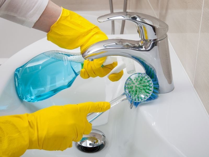 Vệ sinh vòi Lavabo thường xuyên và định kỳ kiểm tra vòi để hoạt động tốt