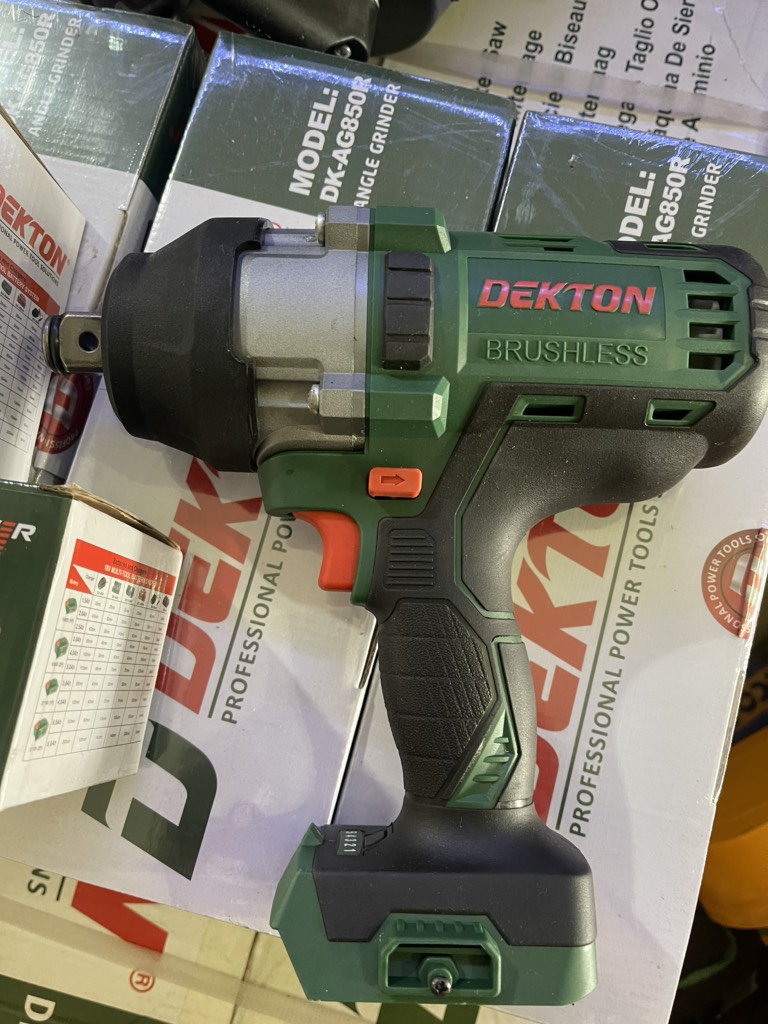 Máy siết buloong DEKTON D21-BL1001N bao gồm 2 pin 4.0Ah và 1 sac nhanh