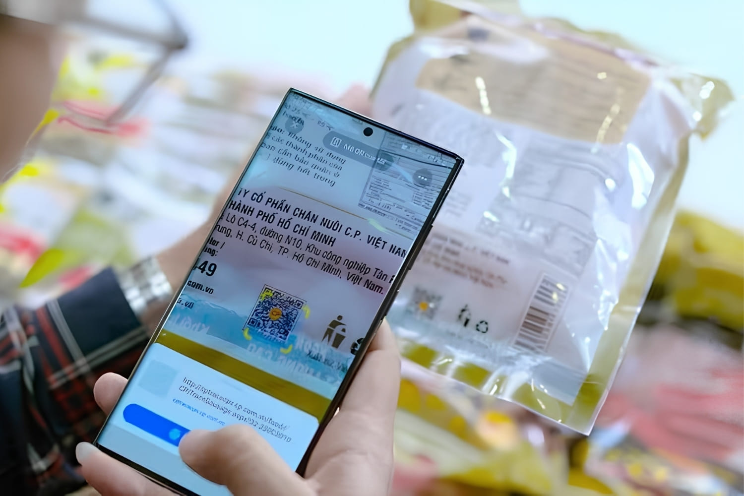 Quét mã QR truy xuất nguồn gốc thực phẩm