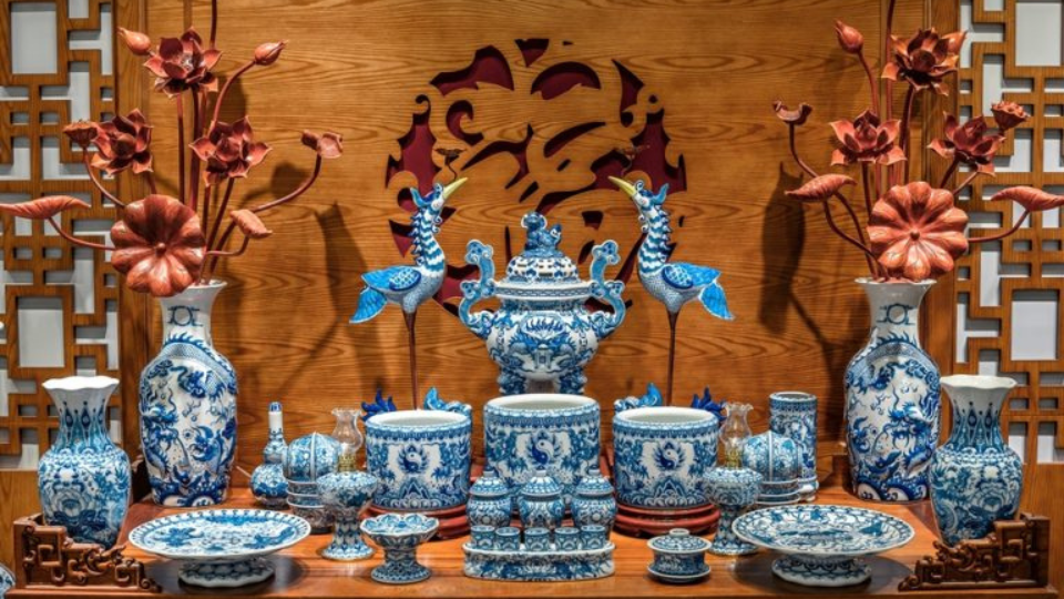 Nên chọn bộ tam sự hay ngũ sự để bày trí ban thờ gia tiên?