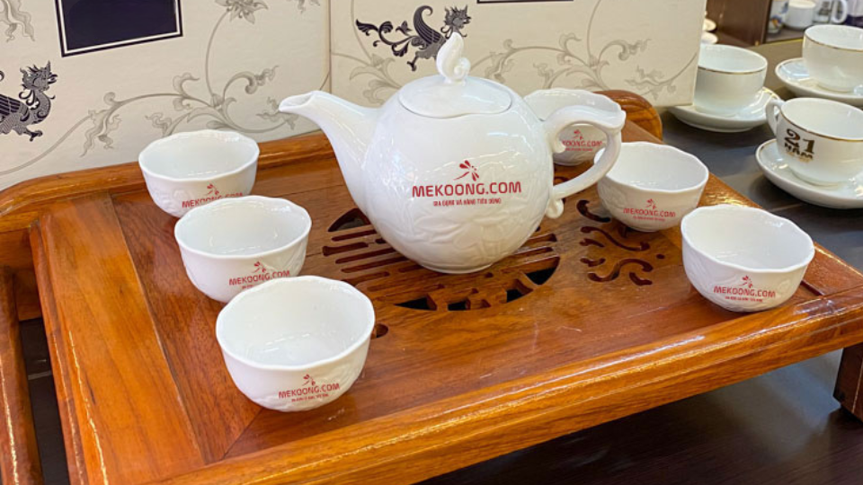 So sánh gốm sứ in logo và quà tặng truyền thống. Đâu là lựa chọn tối ưu?