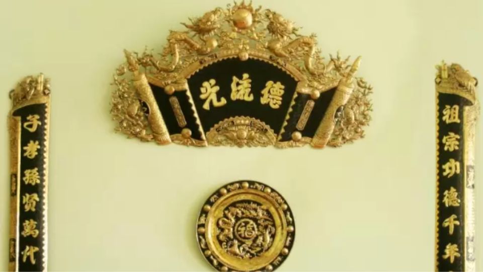 Ý nghĩa phong thủy của họa tiết Cuốn Thư trên gốm sứ