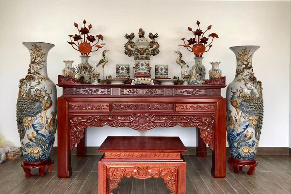 Bài Trí Bàn Thờ Gia Tiên Gốm Sứ Bát Tràng Đúng Hướng