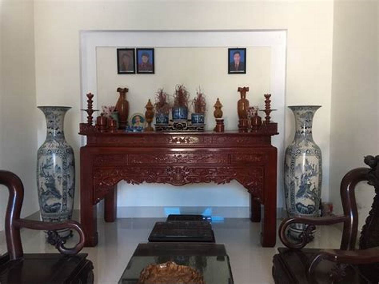 Bài Trí Lộc Bình Gốm Sứ Bát Tràng Cao Cấp Phòng Thờ