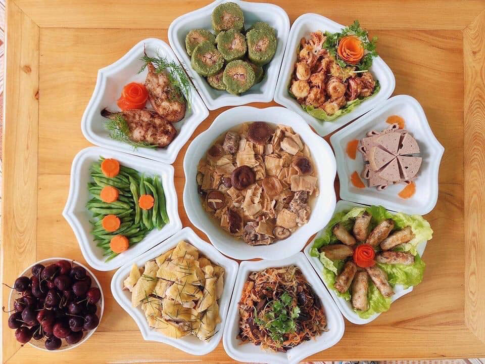 Bài Trí Món Ăn Bắt Mắt Với Bát Đĩa Gốm Sứ Bát Tràng