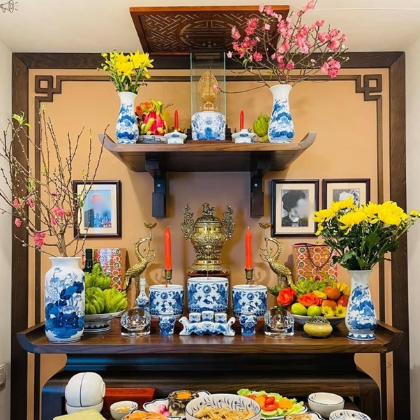 Bình Hoa Trong Không Gian Thờ Cúng - Gốm Sứ Bát Tràng