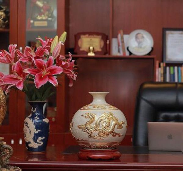 Bình Hút Lộc Màu Trắng Đặt Trong Phòng Làm Việc - Gốm Sứ Bát Tràng - Phúc Lộc Viên Minh