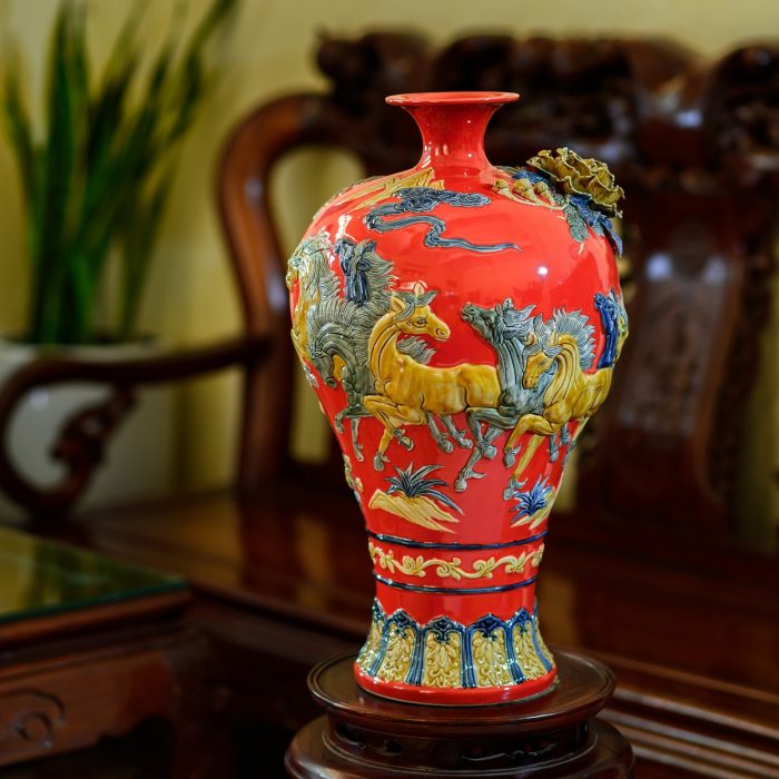 Mai Bình Tích Lộc Mã Đáo Thành Công Màu Đỏ Đặt Trong Phòng Khách