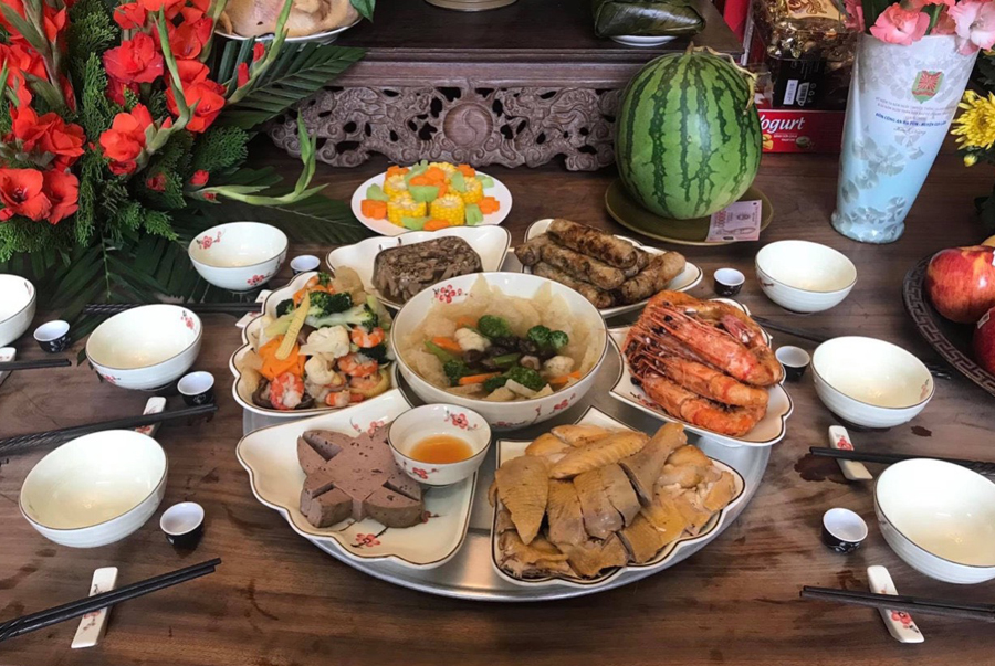 Món Ăn Bắt Mắt Với Bộ Bát Đĩa Hoa Mắt Trời Bát Tràng