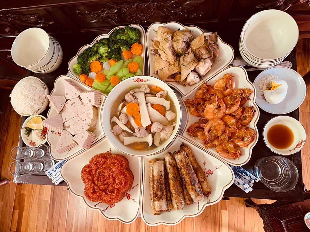 Trang Trí Món Ăn Với Bộ Bát Đĩa Bát Tràng Hoa Mặt Trời Vẽ Đào Đỏ
