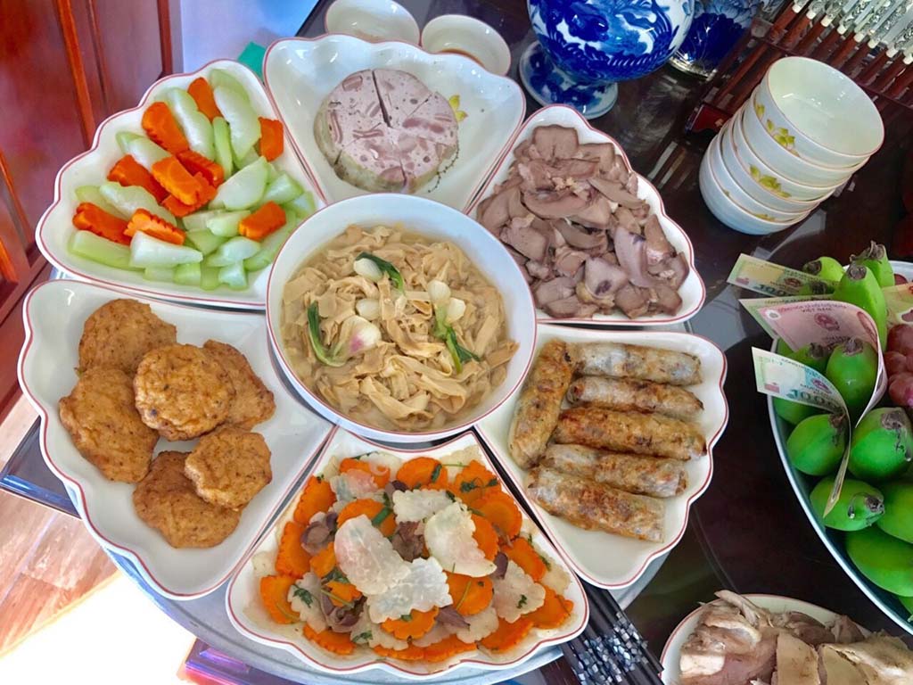 Trang Trí Món Ăn Với Bộ Bát Đĩa Bát Tràng Hoa Mặt Trời Vẽ Sen Vàng