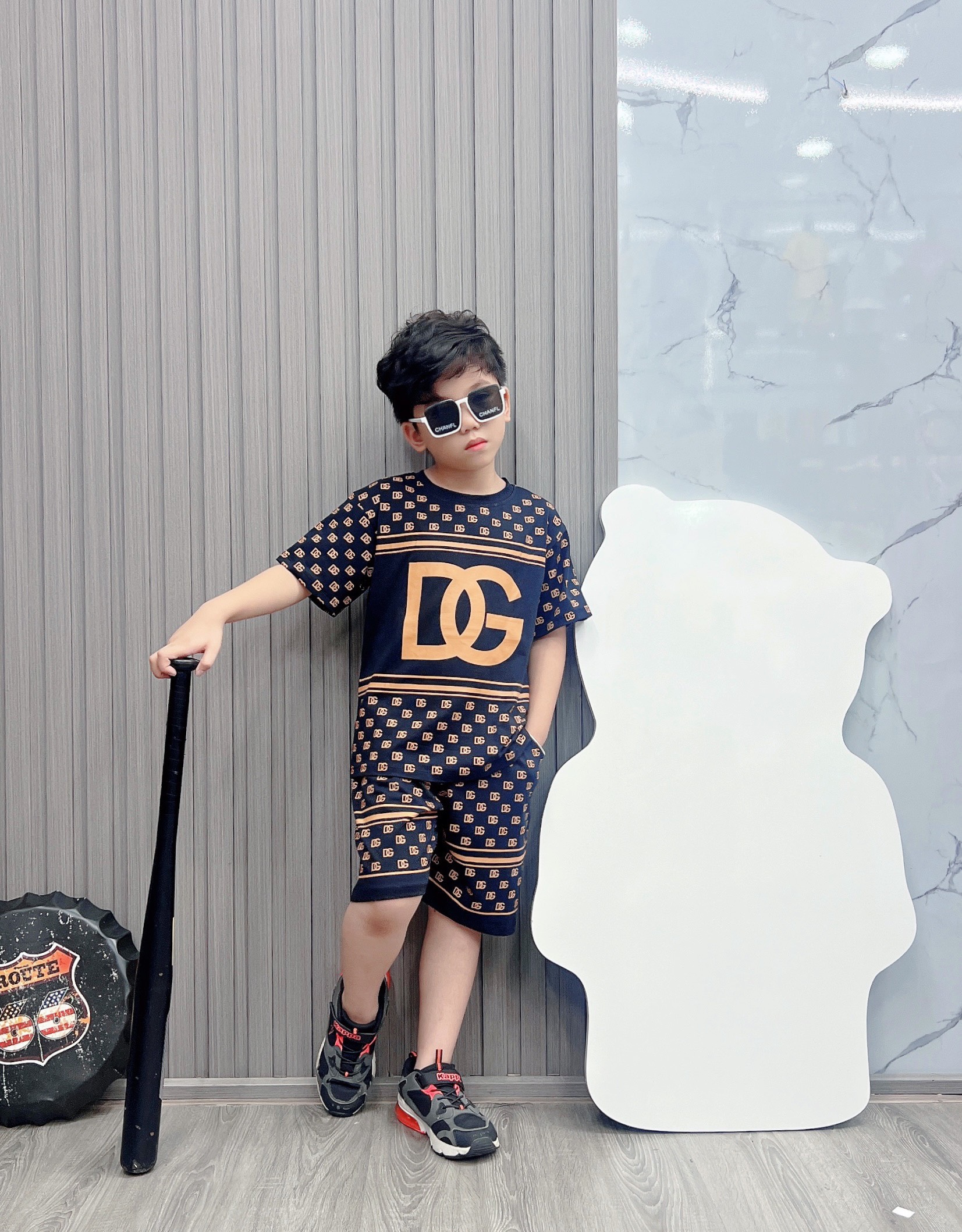Bộ bé trai cotton in hình DG quần sọc (26-42kg)