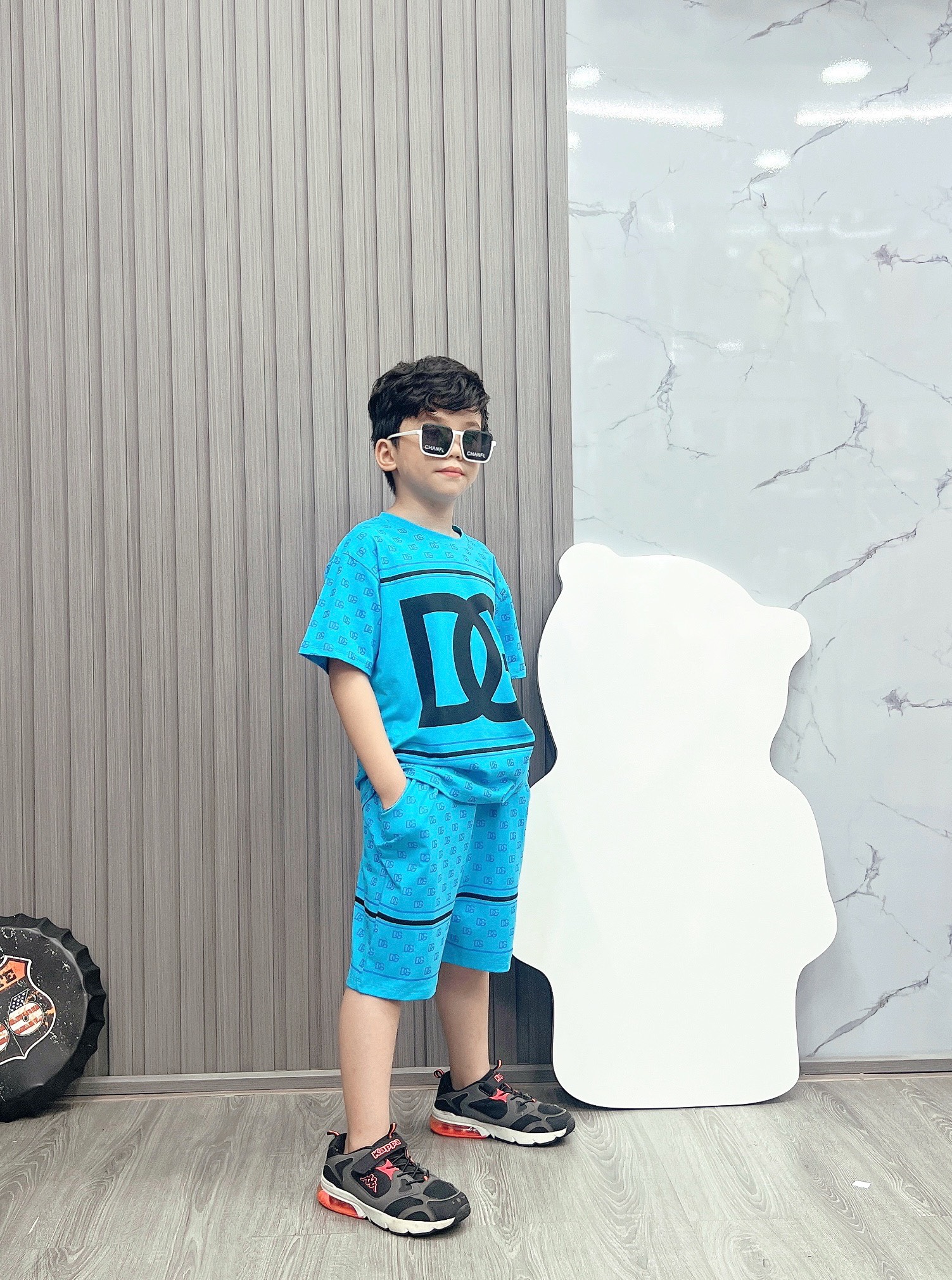 Bộ bé trai cotton in hình DG quần sọc (26-42kg)