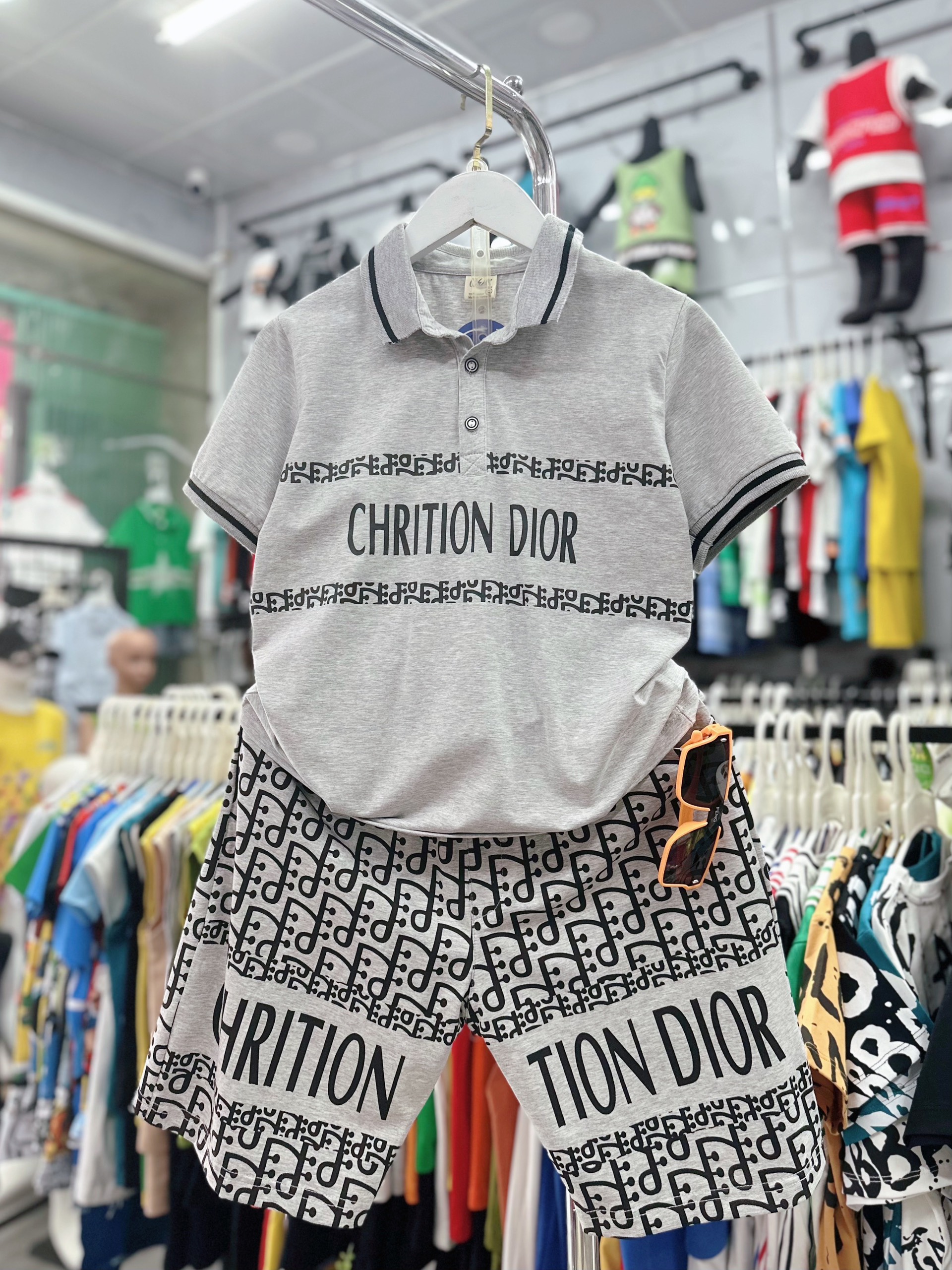 Bộ thun cotton cổ trụ in Chrition Dior size cho bé từ 42-60Kg