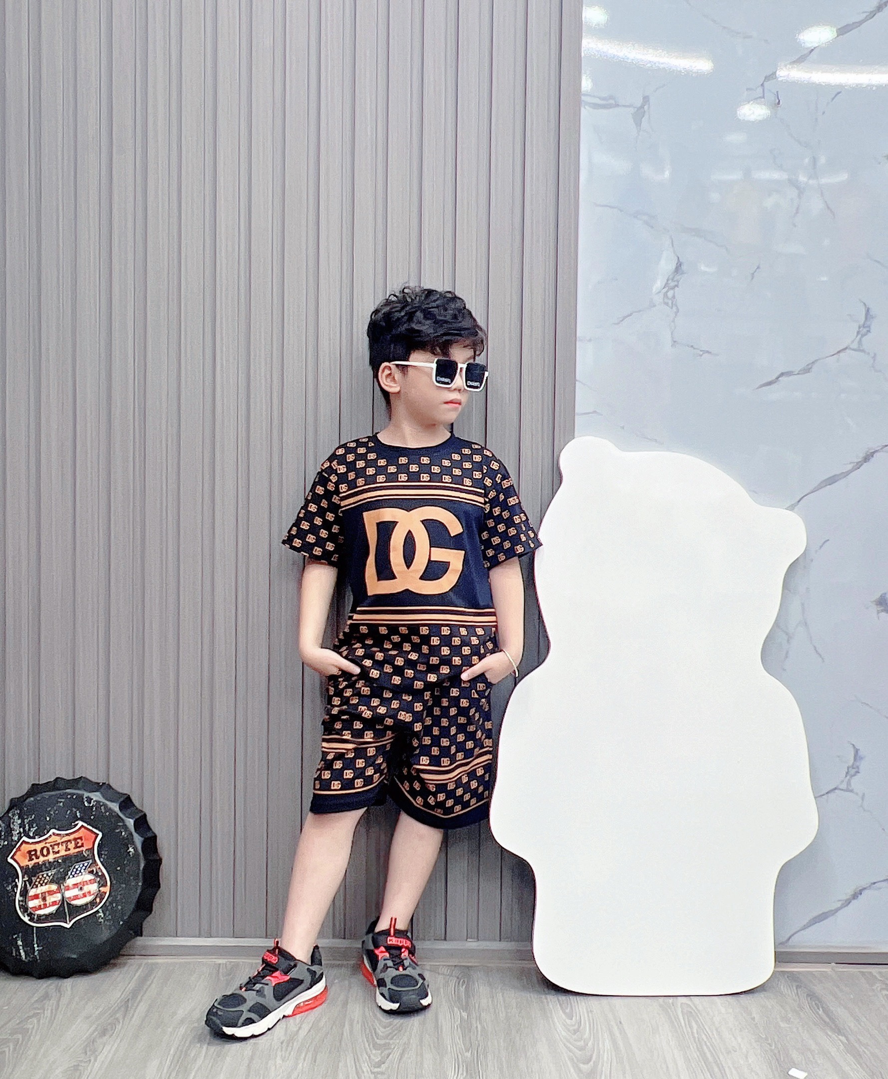 Bộ bé trai cotton in hình DG quần sọc (43-63kg)