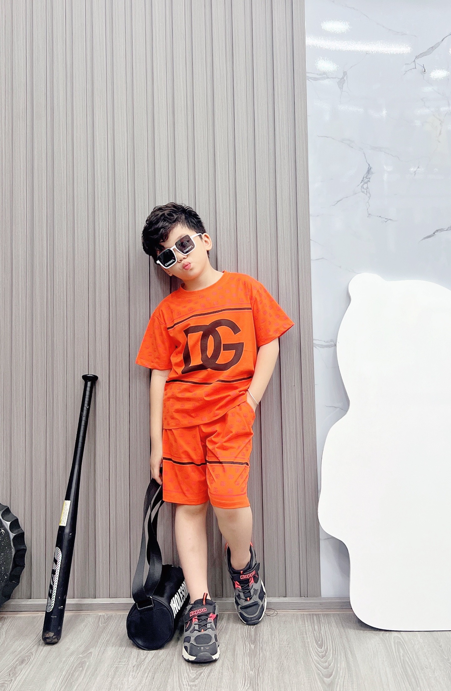Bộ bé trai cotton in hình DG quần sọc (26-42kg)