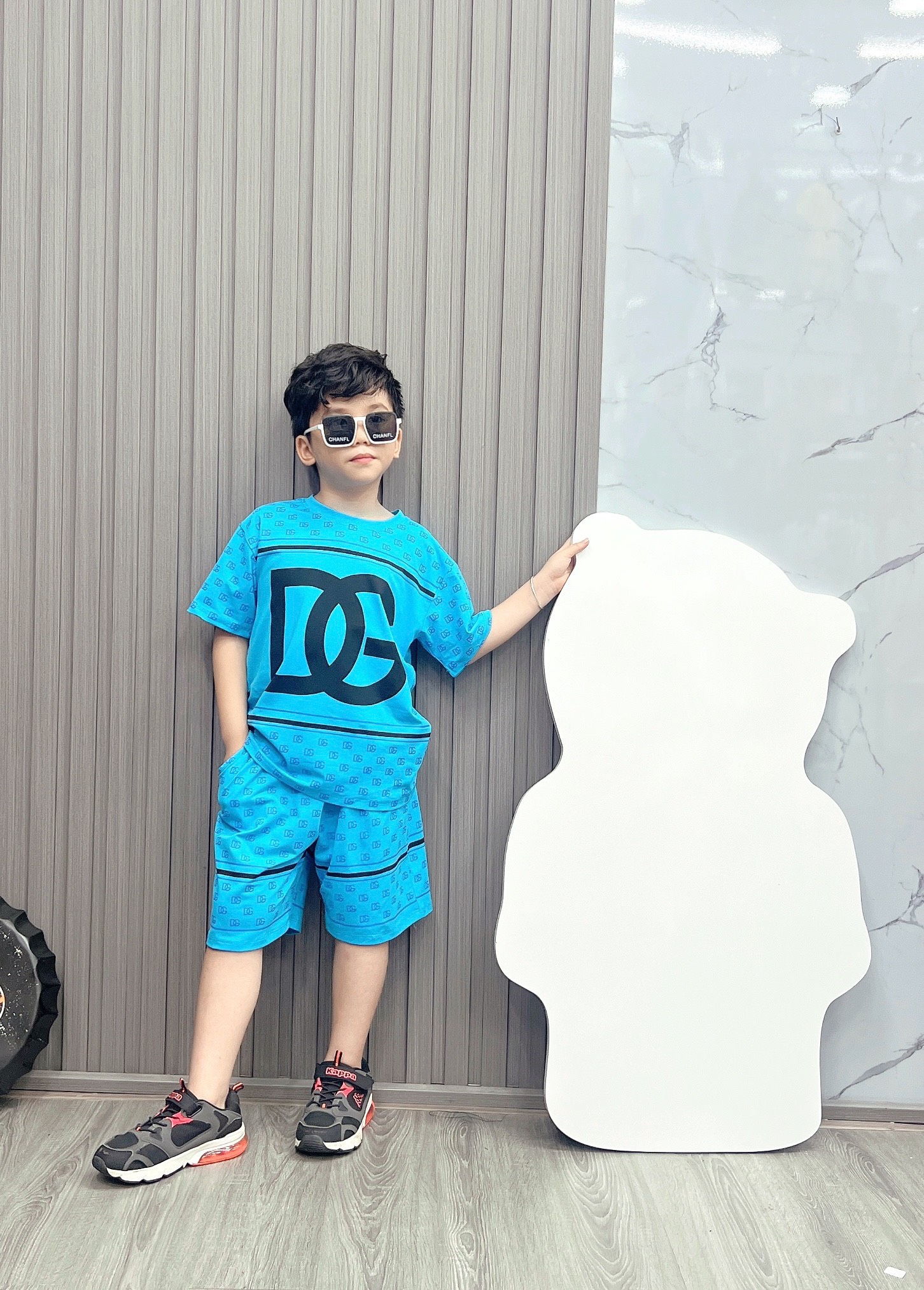 Bộ bé trai cotton in hình DG quần sọc (13-26kg)