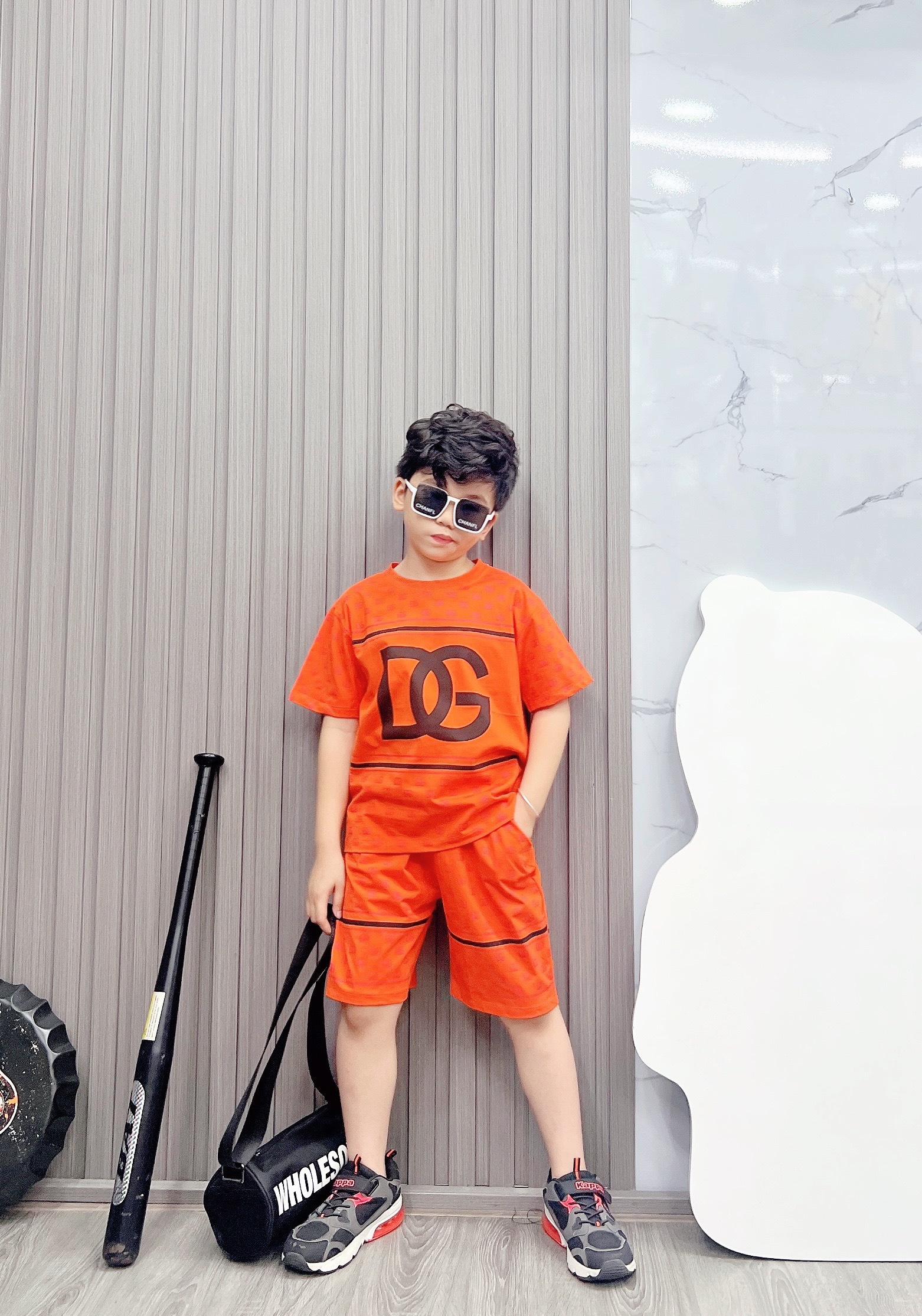 Bộ bé trai cotton in hình DG quần sọc (26-42kg)