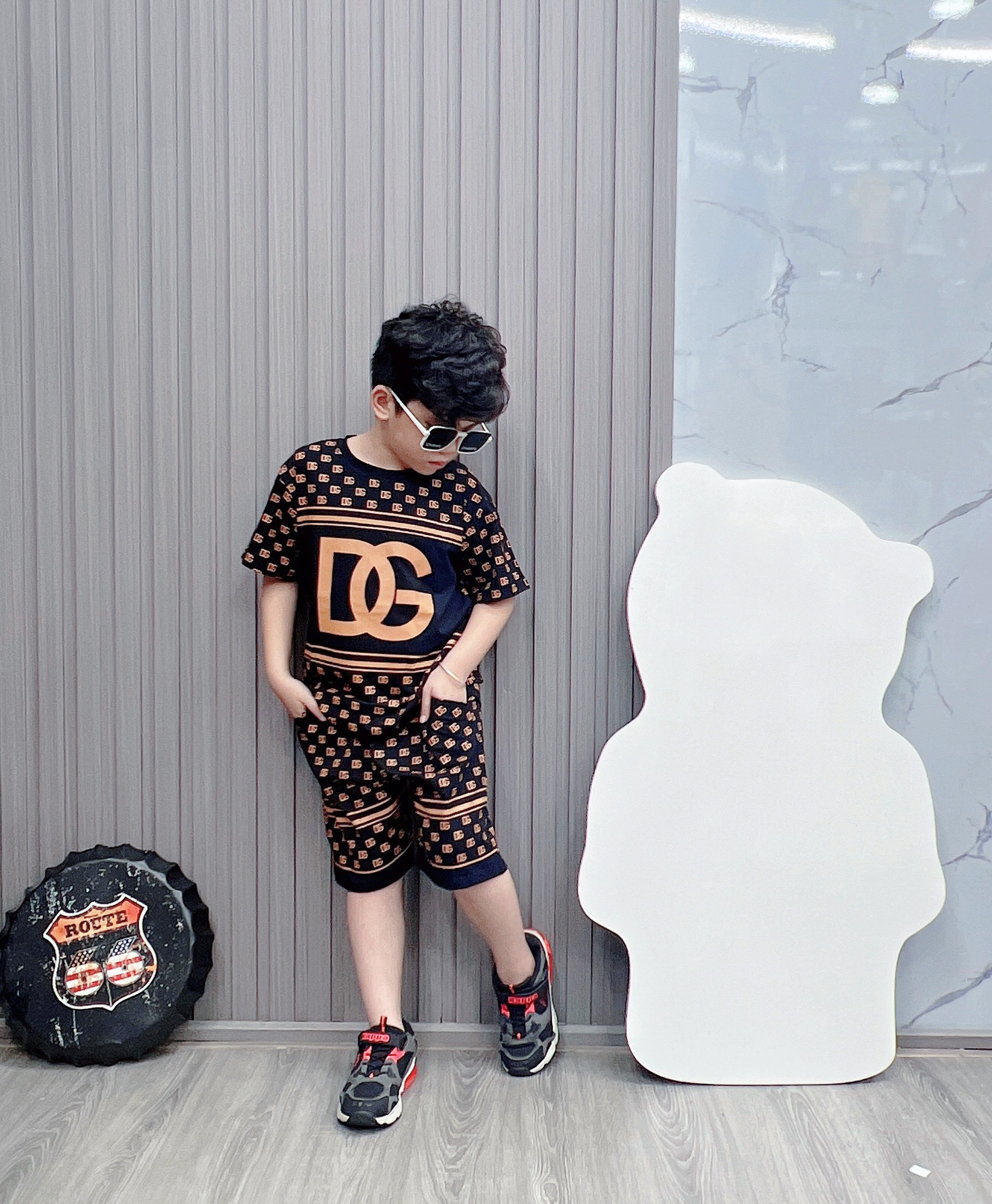 Bộ bé trai cotton in hình DG quần sọc (13-26kg)