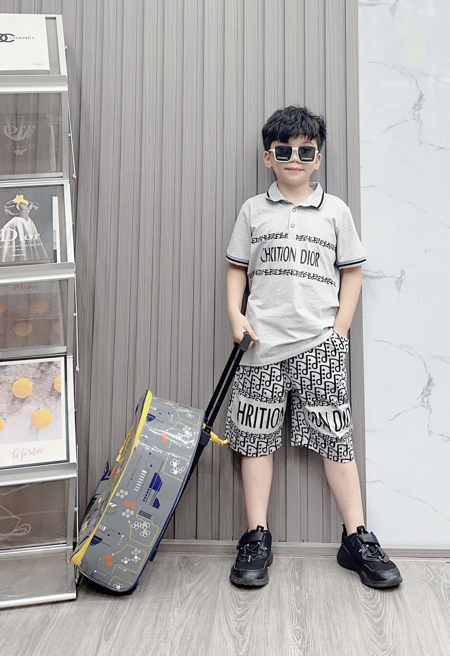 Bộ thun cotton cổ trụ in Chrition Dior size cho bé từ 42-60Kg