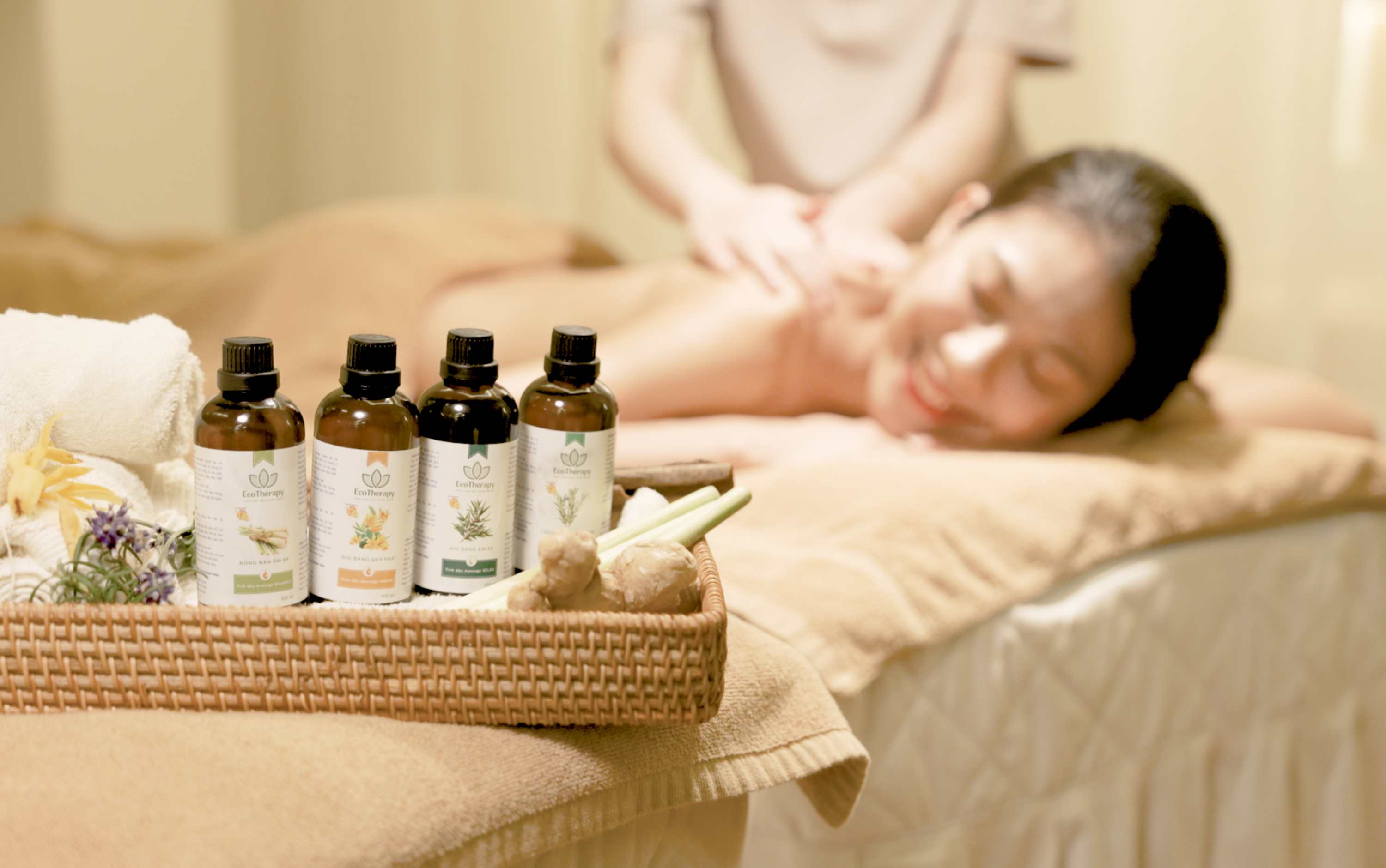 Massage bằng tinh dầu thiên nhiên – Liệu pháp tự phục hồi cho dân văn phòng mùa mưa