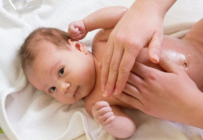 Phương pháp massage cho trẻ bằng tinh dầu đúng cách – Ba mẹ nên biết