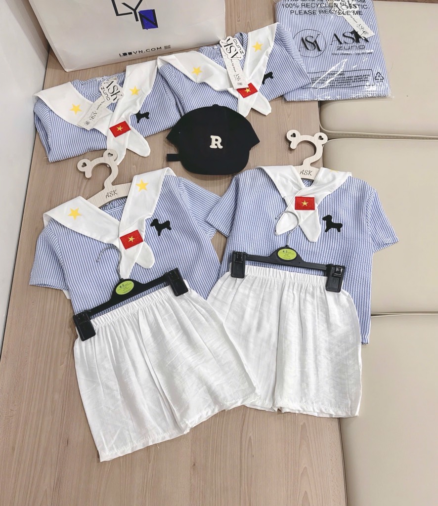 SET ĐŨI ÁO KẺ XANH QUẦN ĐÙI KÈM KHĂN BÉ TRAI