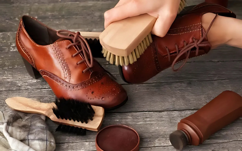 Cách đánh giày tại nhà đúng cách để giữ độ bền và sáng bóng lâu dài