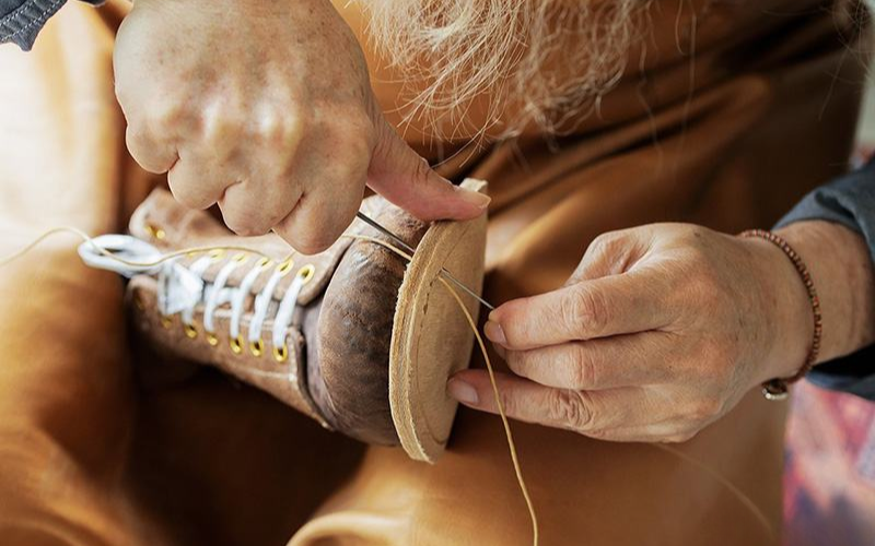Hướng dẫn cách khâu đế dày da đơn giản từ A - Z