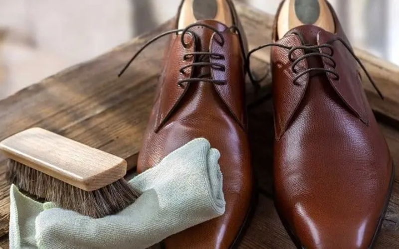 Cách đánh giày tại nhà đúng cách để giữ độ bền và sáng bóng lâu dài