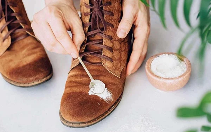 Có nên lau giày da bằng cồn hay không? Tại sao?