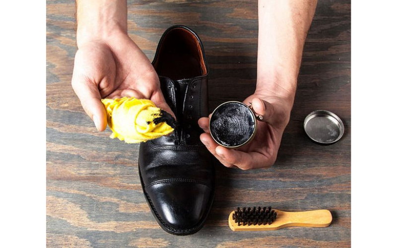 7 cách phục hồi giày da bị tróc mà bạn không thể bỏ qua