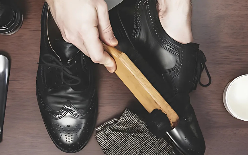 Cách đánh giày tại nhà đúng cách để giữ độ bền và sáng bóng lâu dài