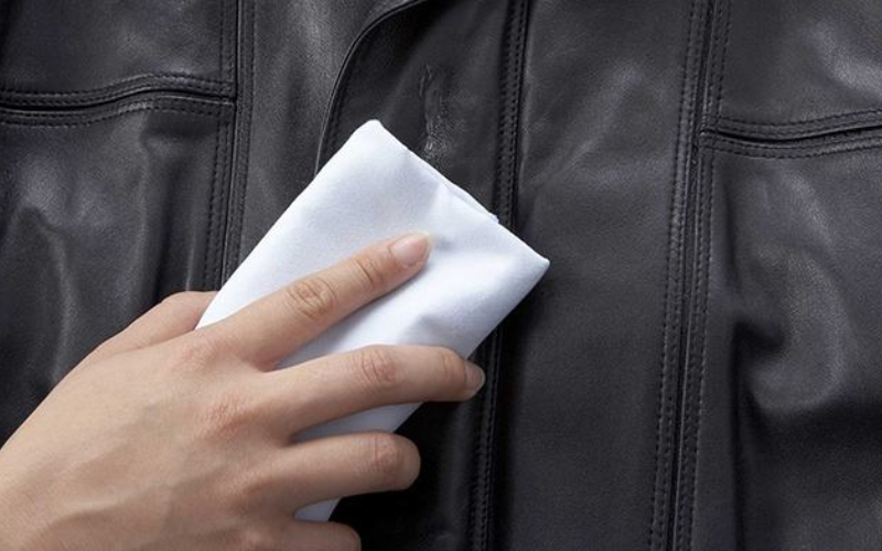 Da thật có thấm nước hay không? Cách xử lý khi đồ da thấm nước