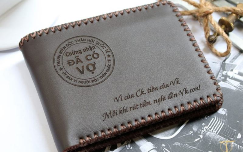 Khắc chữ tên lên ví da cao cấp? Có nên khắc tên lên ví da