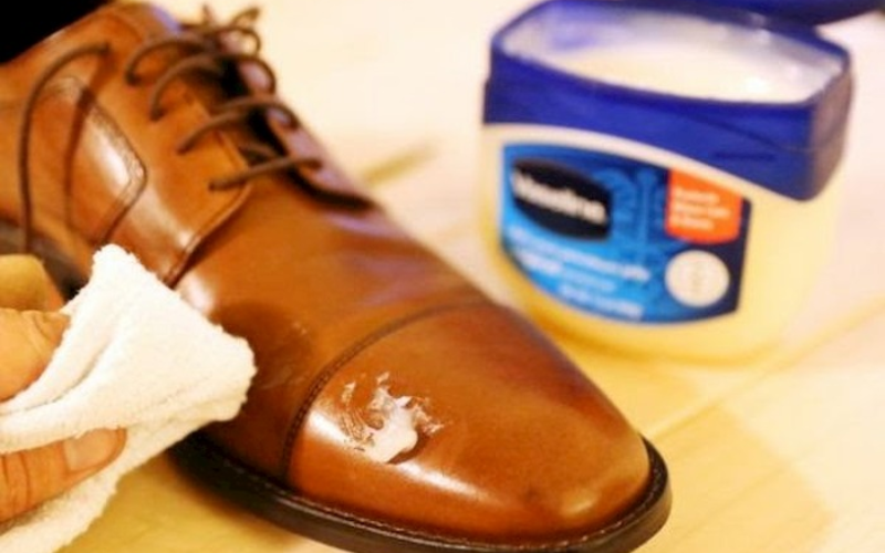 Bật mí 9 cách làm mềm giày da mới mua bị cứng hiệu quả
