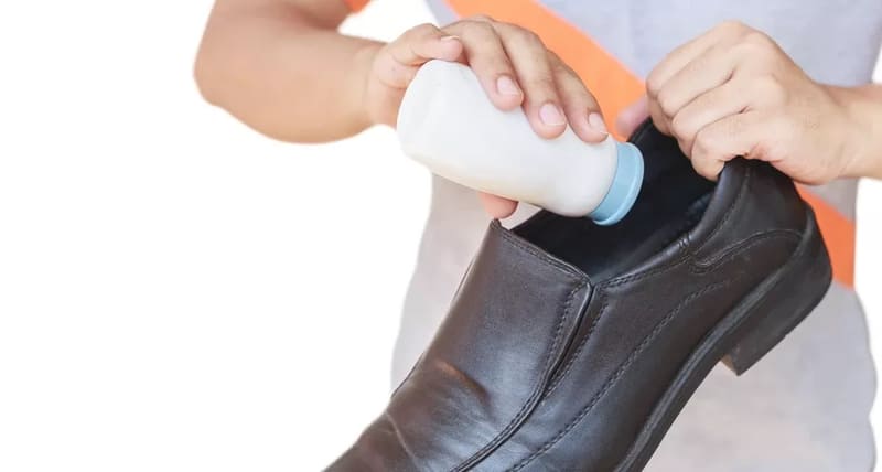 Làm mềm da giày bằng phấn rôm