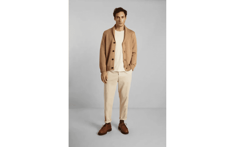 Giày da với quần âu + Áo cardigan