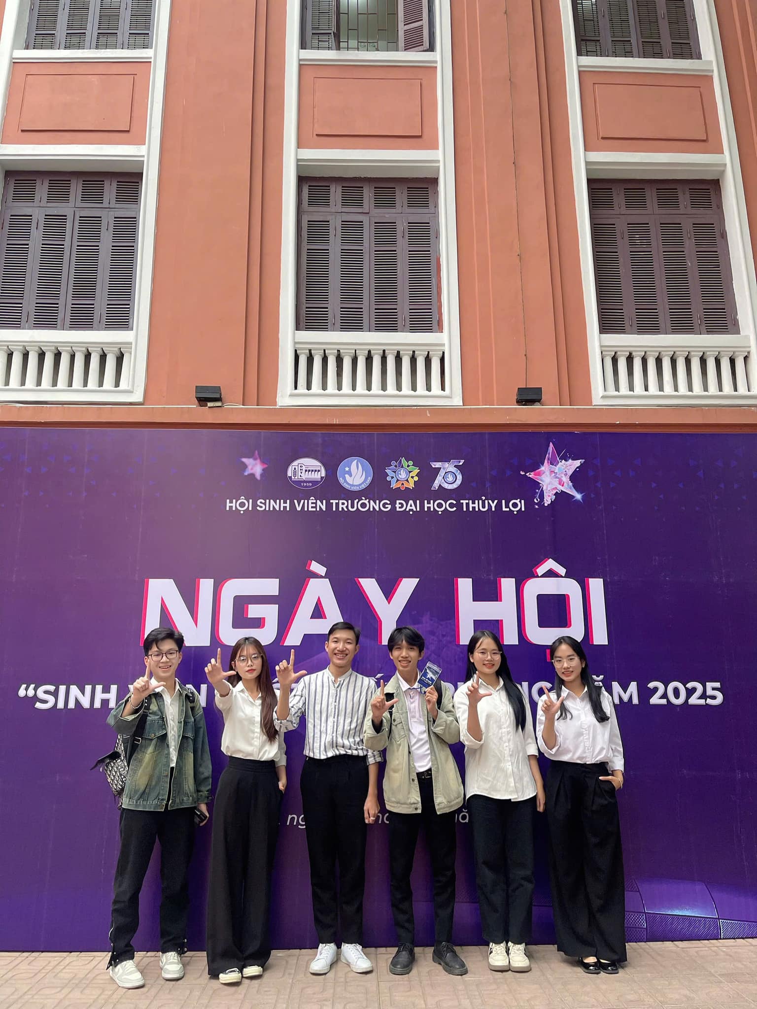 Chúc mừng các sinh viên xuất sắc của ngành Logistics & Quản lý chuỗi cung ứng đã được tuyên dương danh hiệu  Khoa Kinh tế và Quản lý TLU