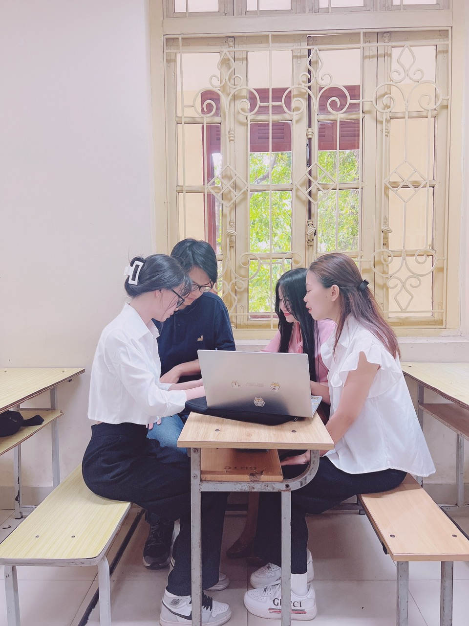 Những cảm xúc sinh viên ngành Kinh tế khi chuẩn bị bảo vệ Khoá luận tốt nghiệp Khoa Kinh tế và Quản lý TLU