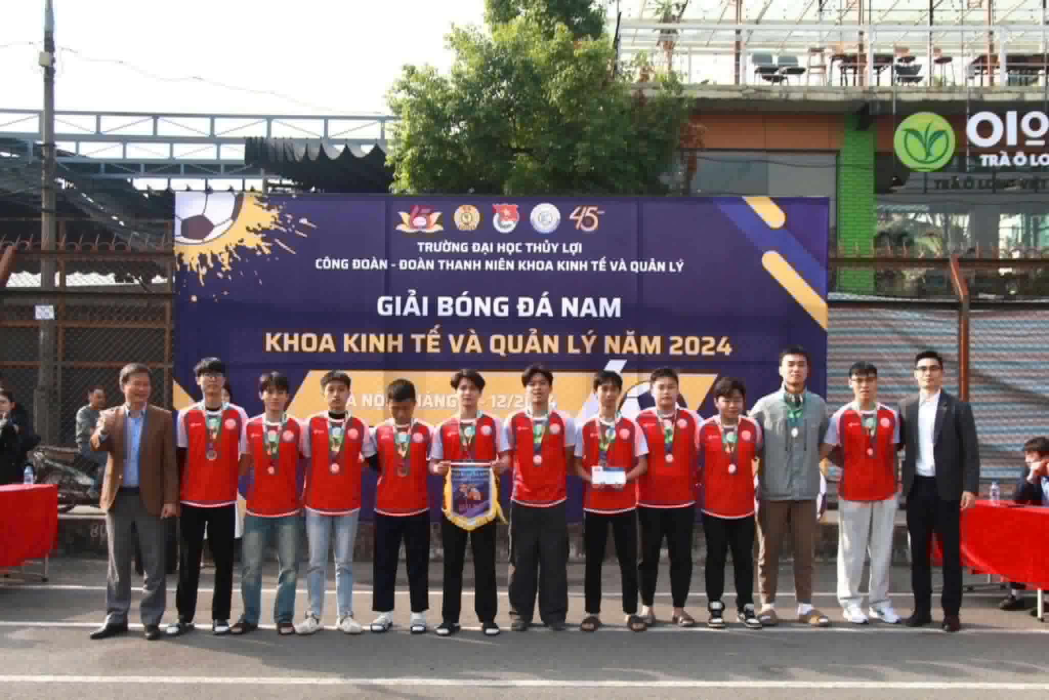 Hành Trình Vinh Quang của Đội Bóng Logistics và Quản Lý Chuỗi Cung Ứng Khoa Kinh tế và Quản lý TLU