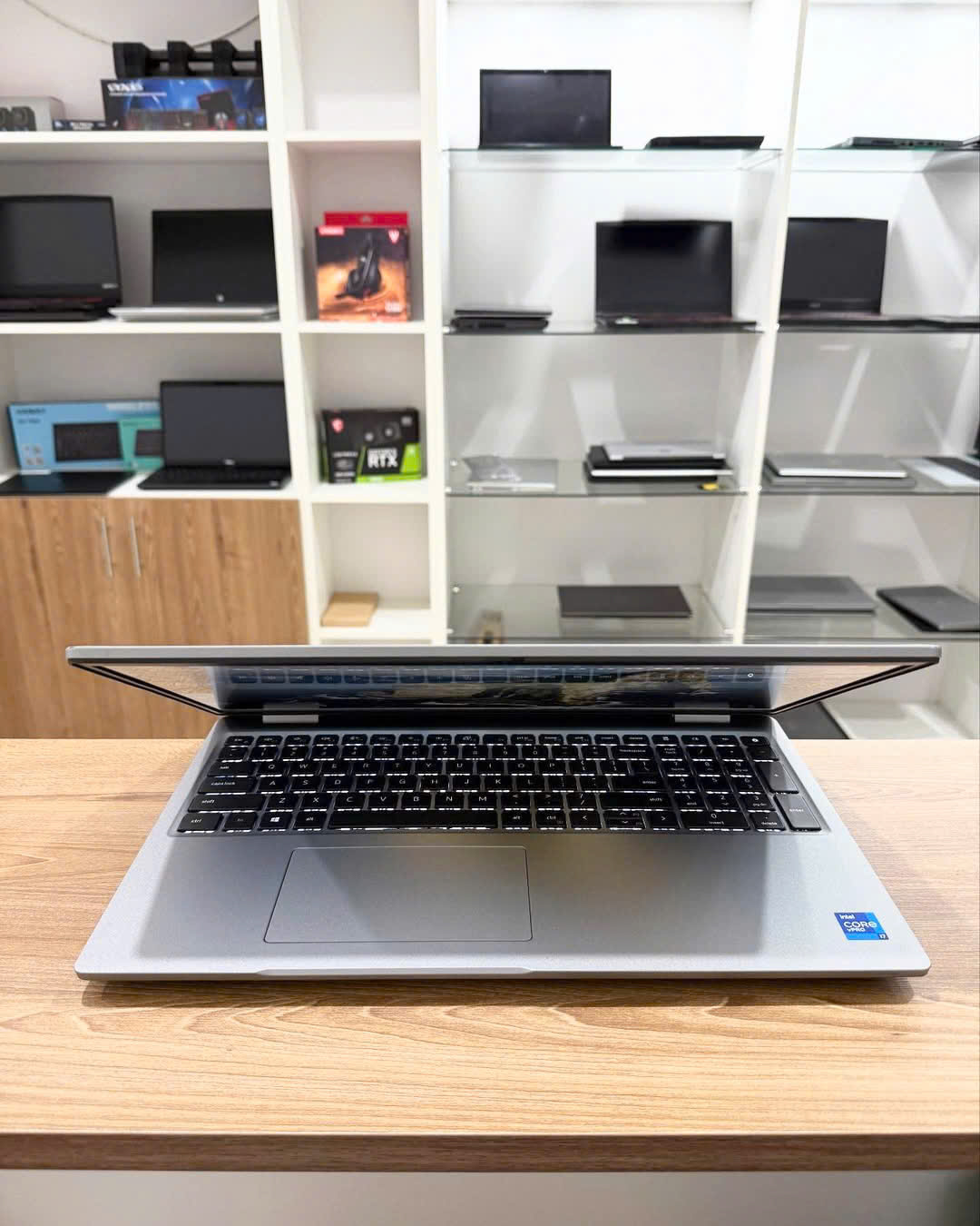 Laptop Dell Precision 3560 (i7-1185G7 / 16GB RAM / 256GB SSD / NVIDIA Quadro T500 / Màn 15.6 inch FHD)